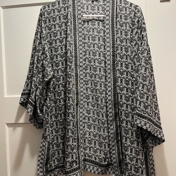 Max Studio Other - Max Studio open-front kimono black and white geometric pattern